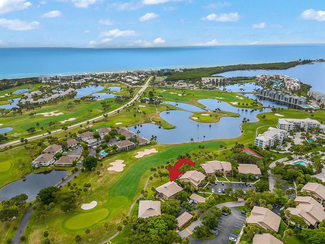 Prime location with beautiful views of the golf course and lake, just a short stroll to the beach !