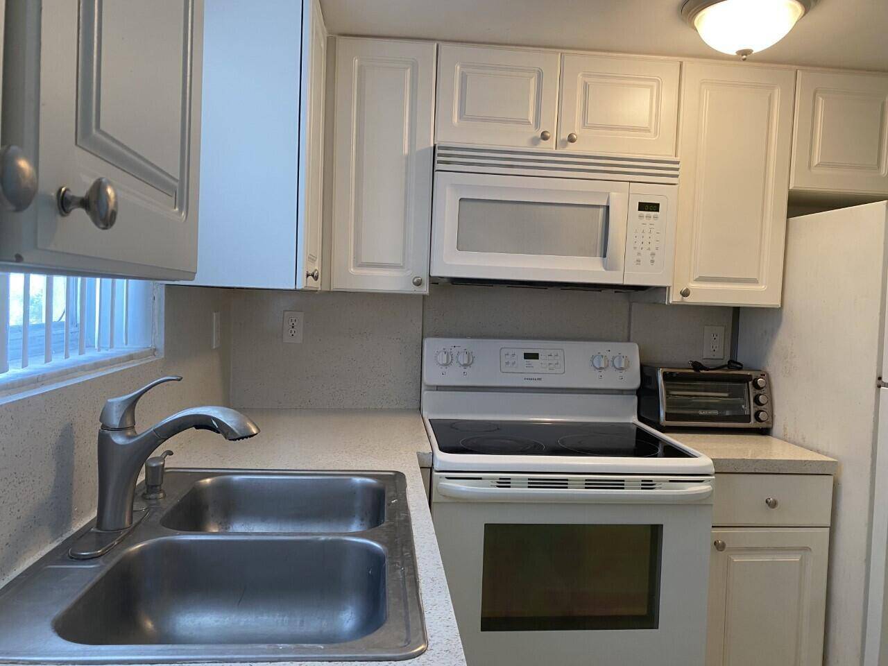Charmin ground floor condo, 2 bedroom, one bath, care free tiled floors, garden view from your screened porch.