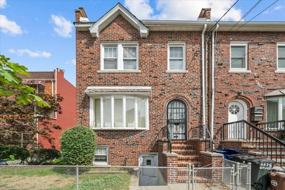 This solid brick single family home sits proudly on an enormous 40x100 lot an offering so rare that it truly stands out from anything else in the neighborhood.