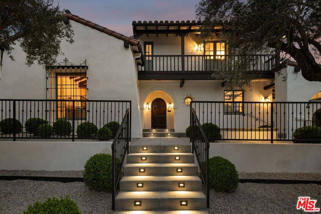 820 Glenmont Ave 5BR Westwood La