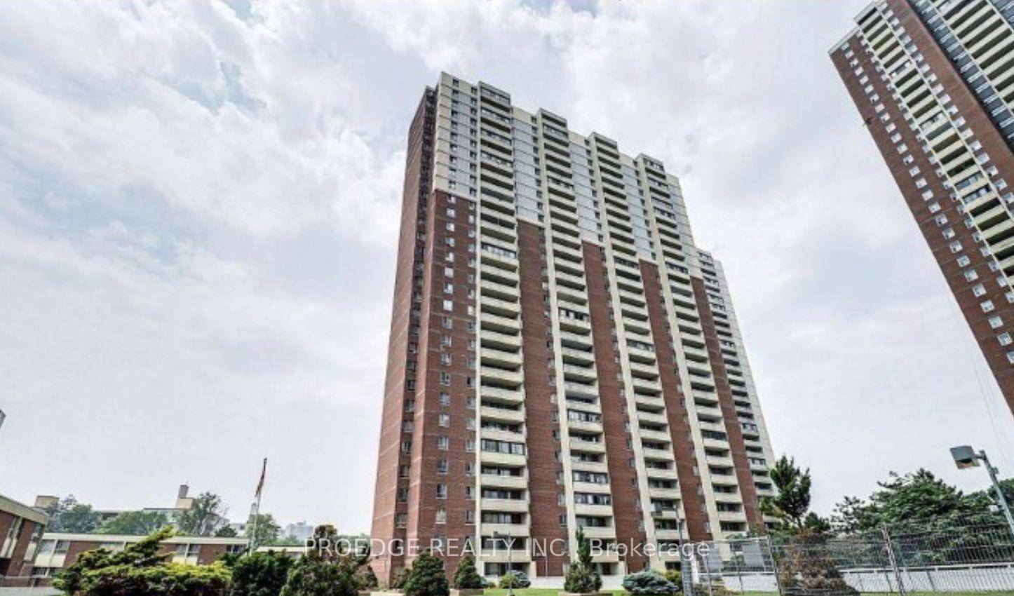 Very Well maintained Bright amp ; Spacious 1 Bedroom Condo With Large Balcony.