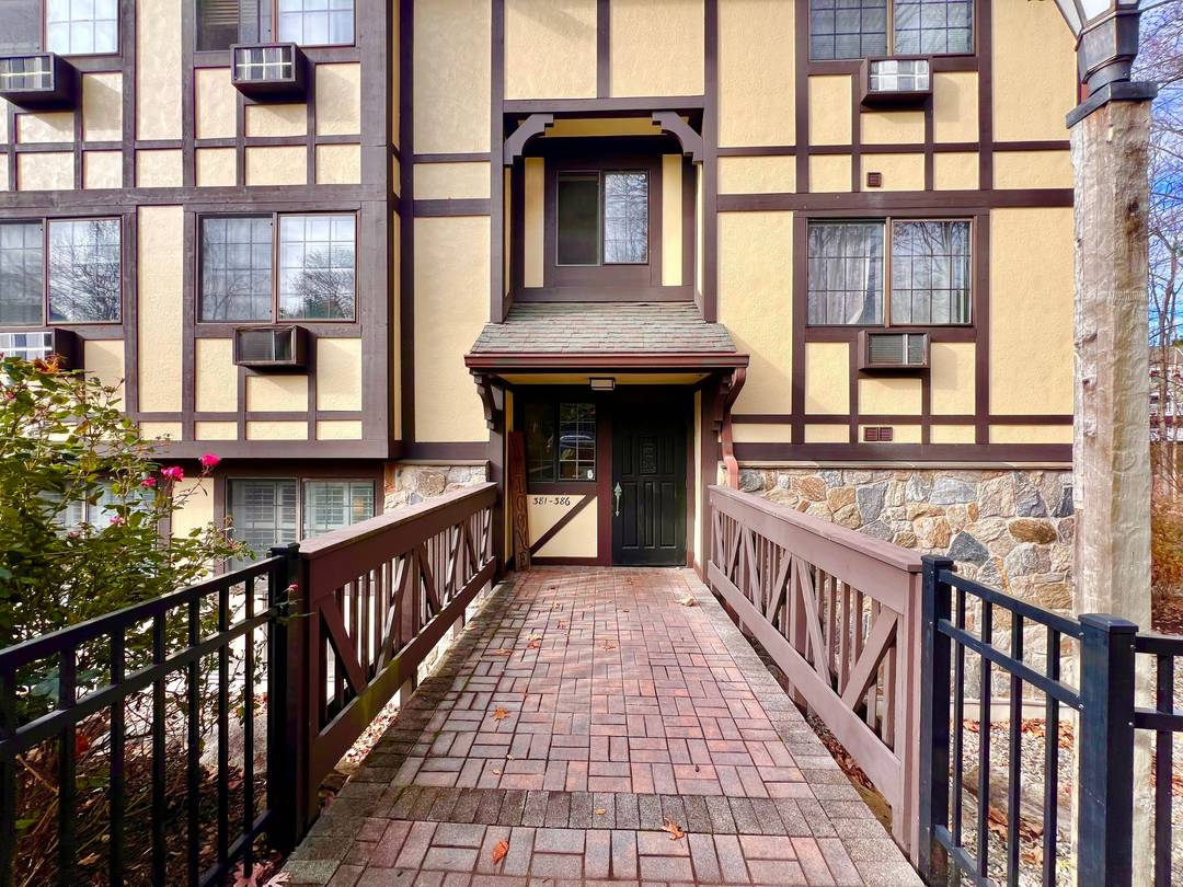 This ranch style condo with Hardwood floors at 50 Aiken St APT 382 brings together space, privacy, and convenience in one of Norwalk's most quietly set communities.