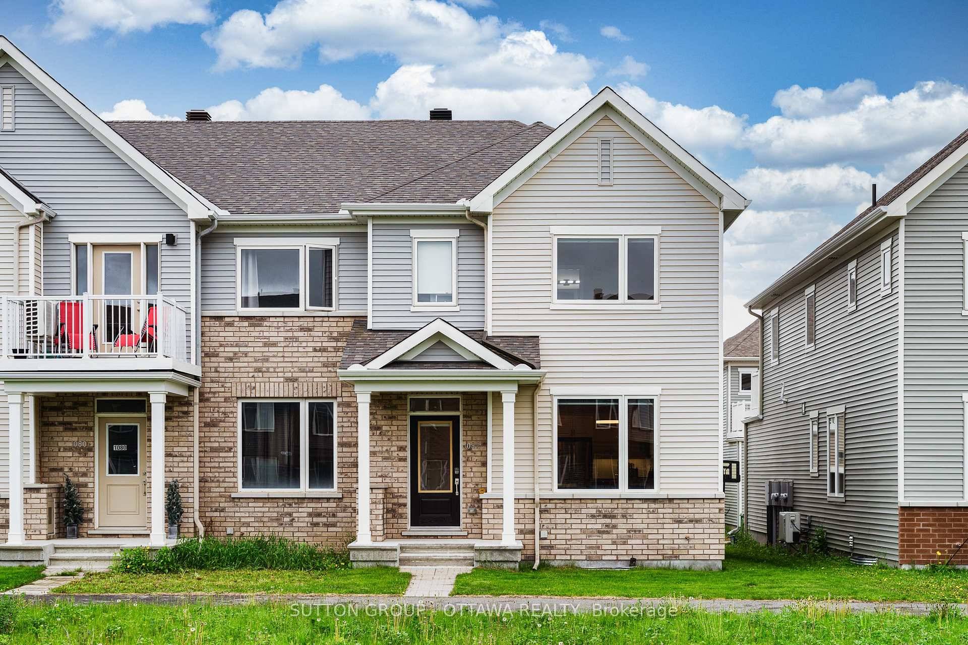 Gorgeous END UNIT townhome with DOUBLE GARAGE in a super CENTRAL and ACCESSIBLE location !