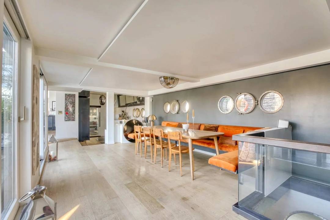 Houseboat in Saint-Cloud, generous volumes and beautiful high ceilings.