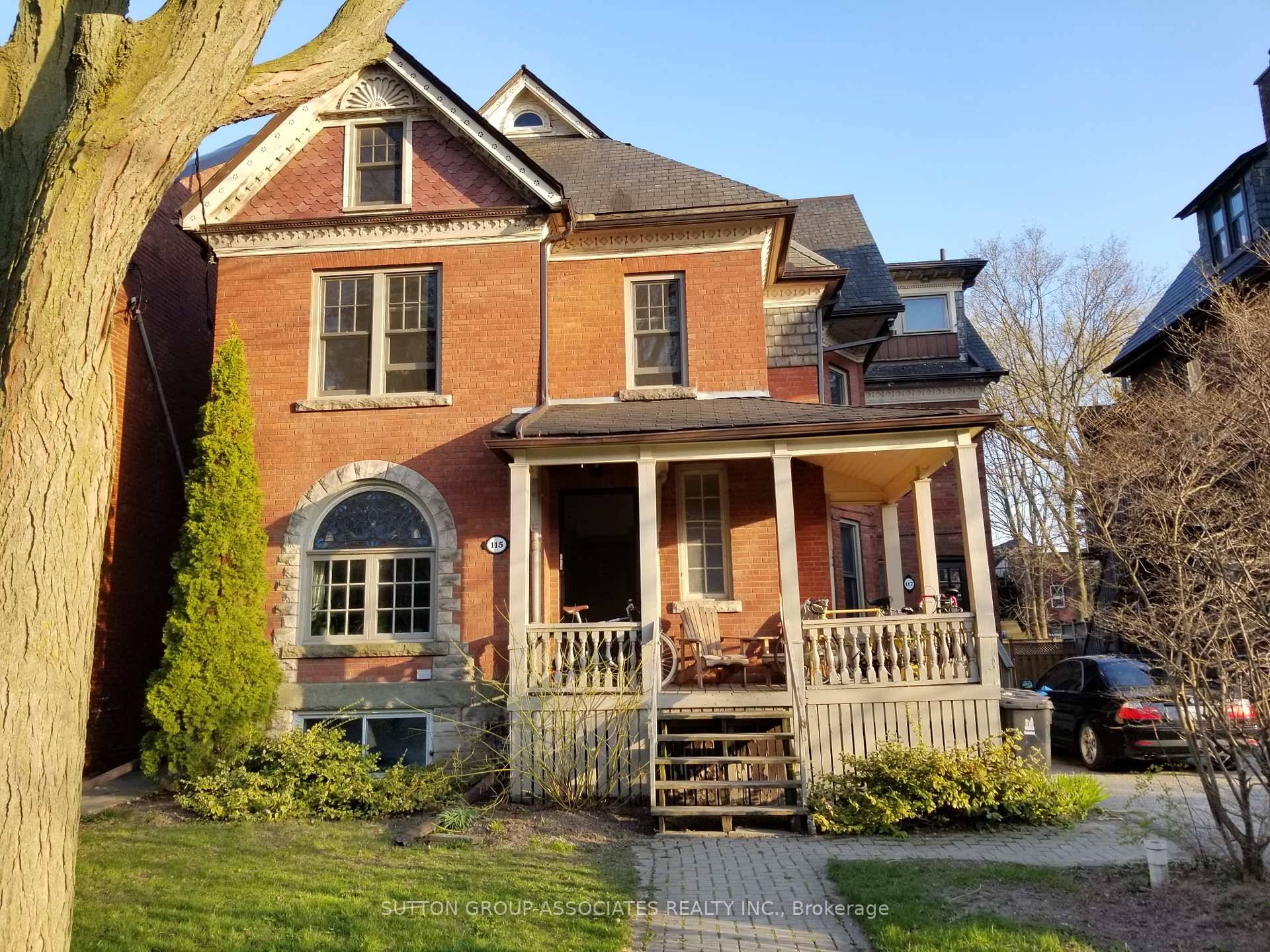 This large and bright 2 bedroom apartment occupies the main floor of a grand historic home on Marion st in the heart of Roncesvalles.