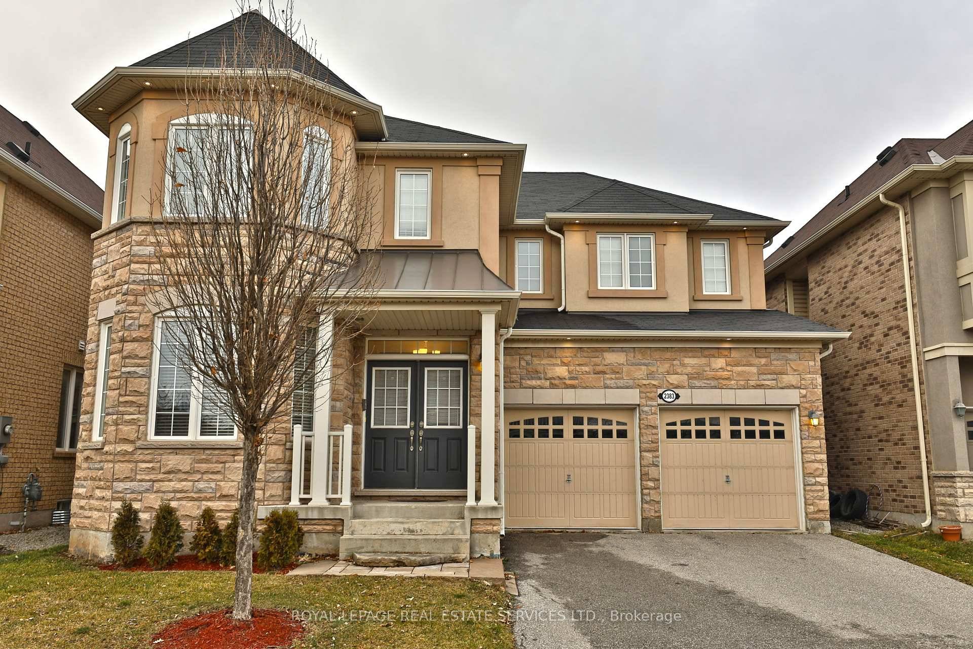 SPECTACULAR POND VIEWS. Enjoy this 3000 sq ft executive home with superb layout !