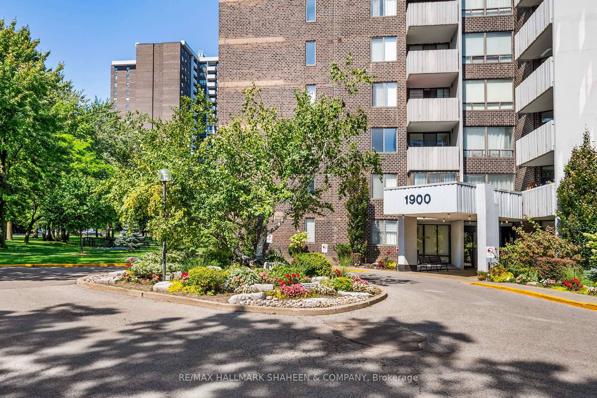 Welcome to this impeccably designed 2 bedroom plus den residence, offering 930 square feet of thoughtfully planned living space ideal for relaxing, working, and entertaining.