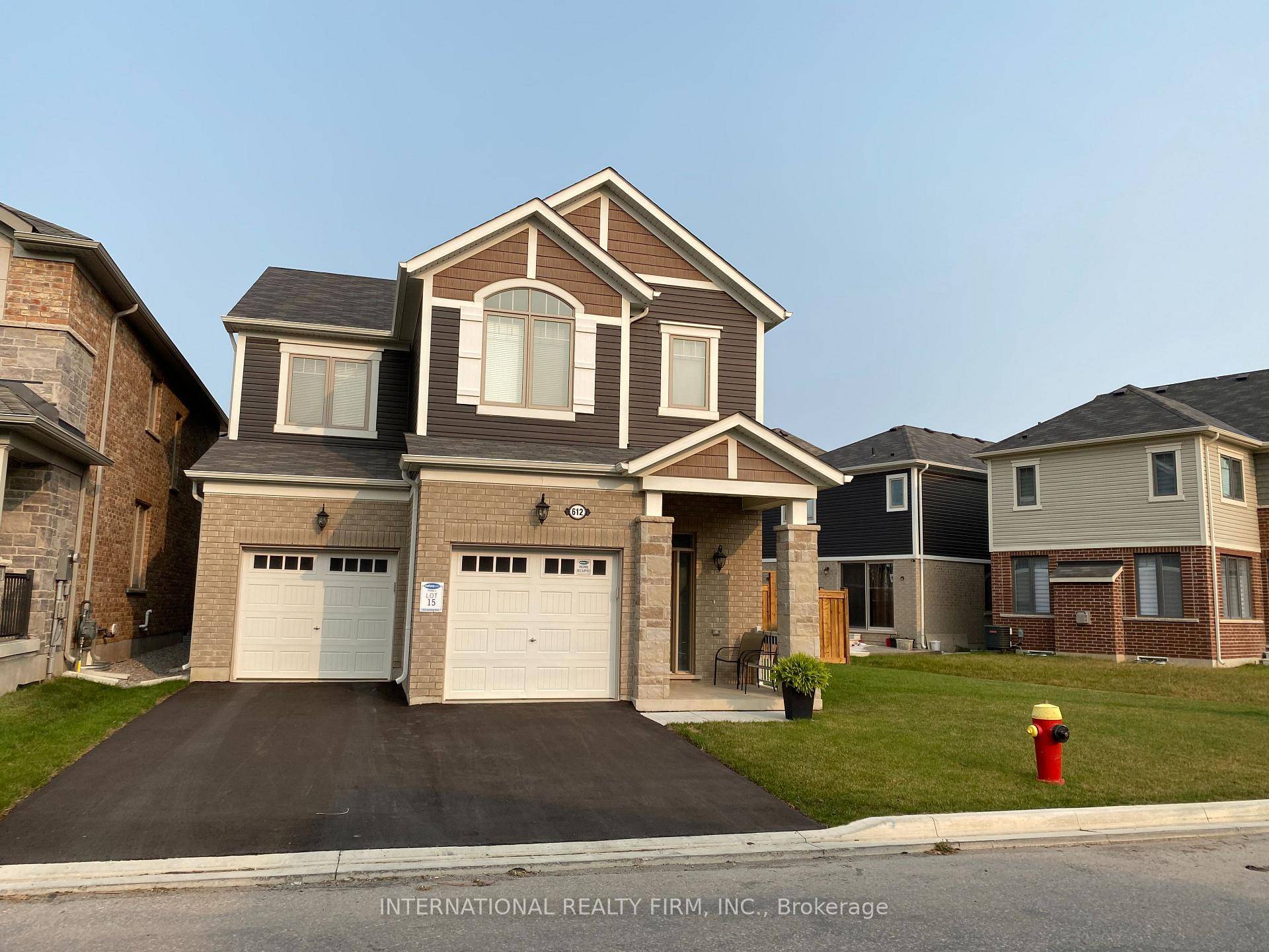 Amazing detached house 4 bedrooms for lease Min 1 year, available December 1st to triple A tenant 2.