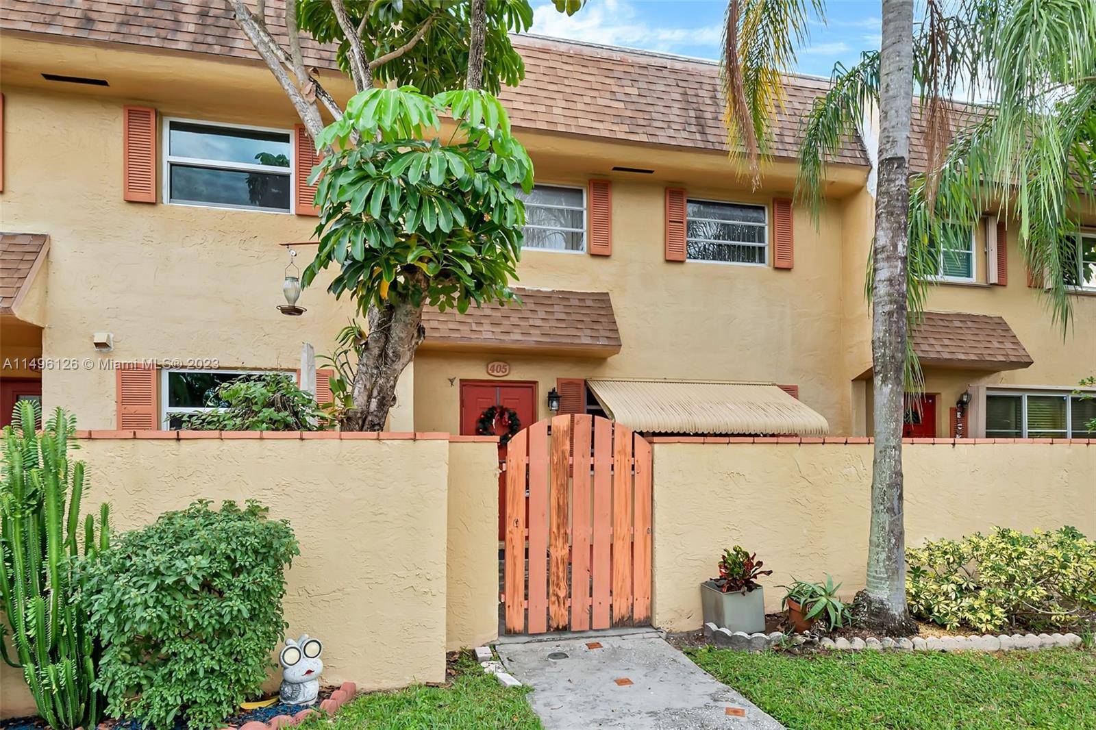 Step into this Davie gem where elegance meets convenience.