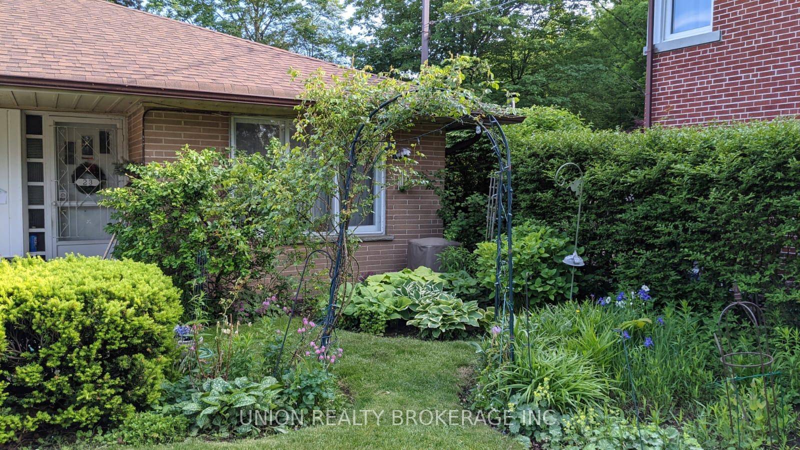 Welcome to this charming and fully furnished 3 bedroom, 2 bathroom bungalow backing onto a beautiful ravine in a quiet, tree lined cul de sac.