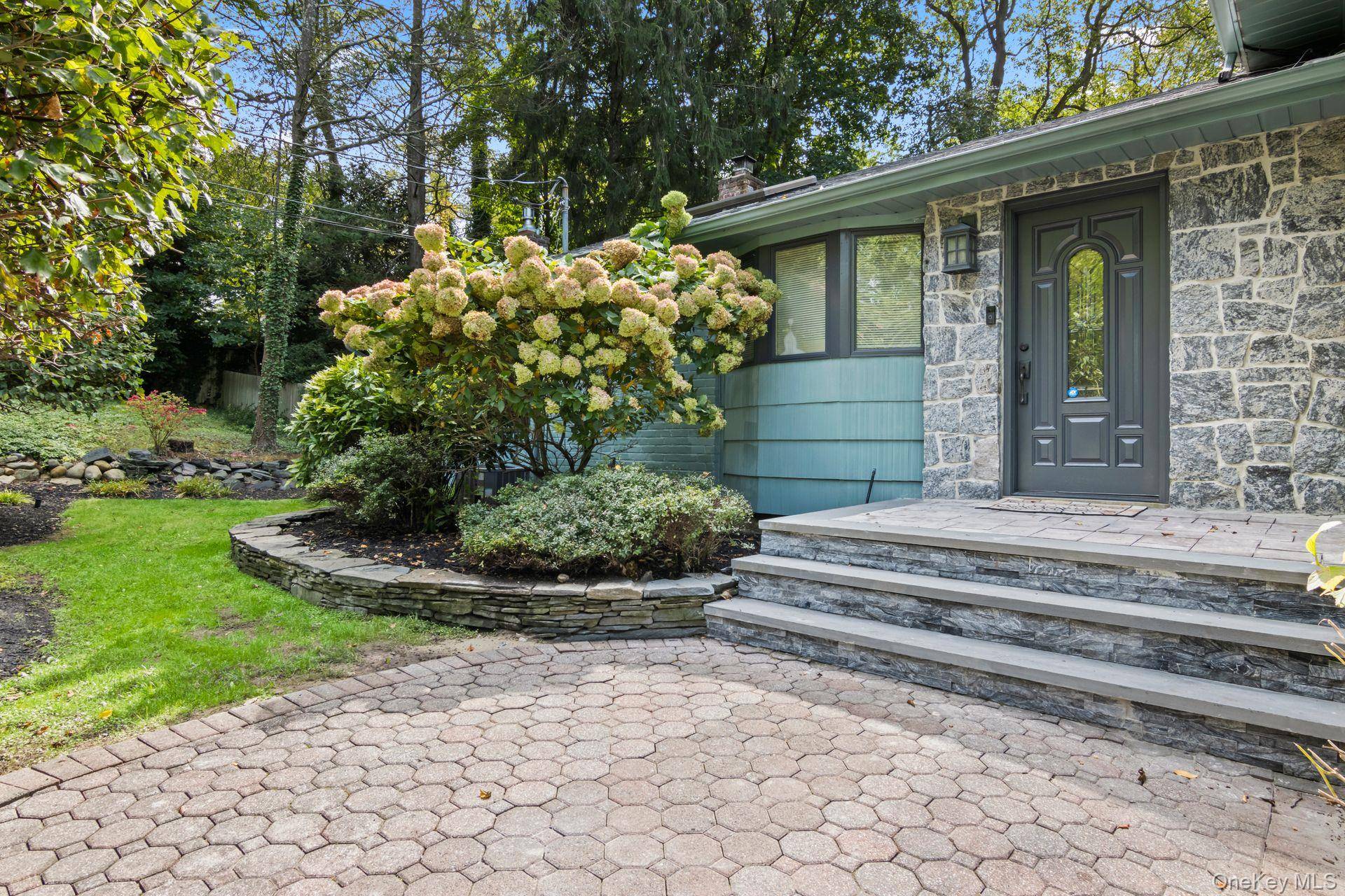 EXPANDED SPLIT RANCH LOCATED ON I ACRE LOT HIGHLY DESIRABLE WEST HILLS NEIGHBORHOOD.