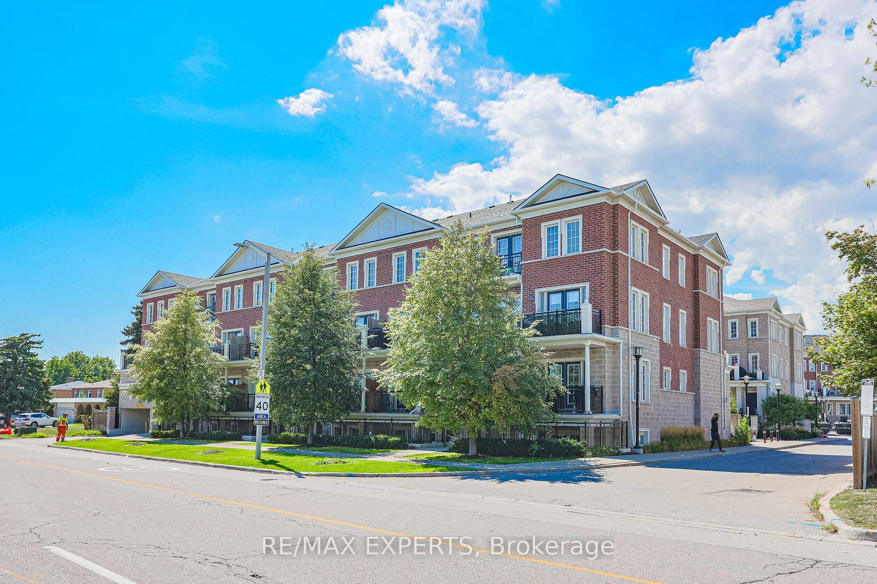 Upgraded One Level Corner unit Town In An Exceptional Woodbridge Location !