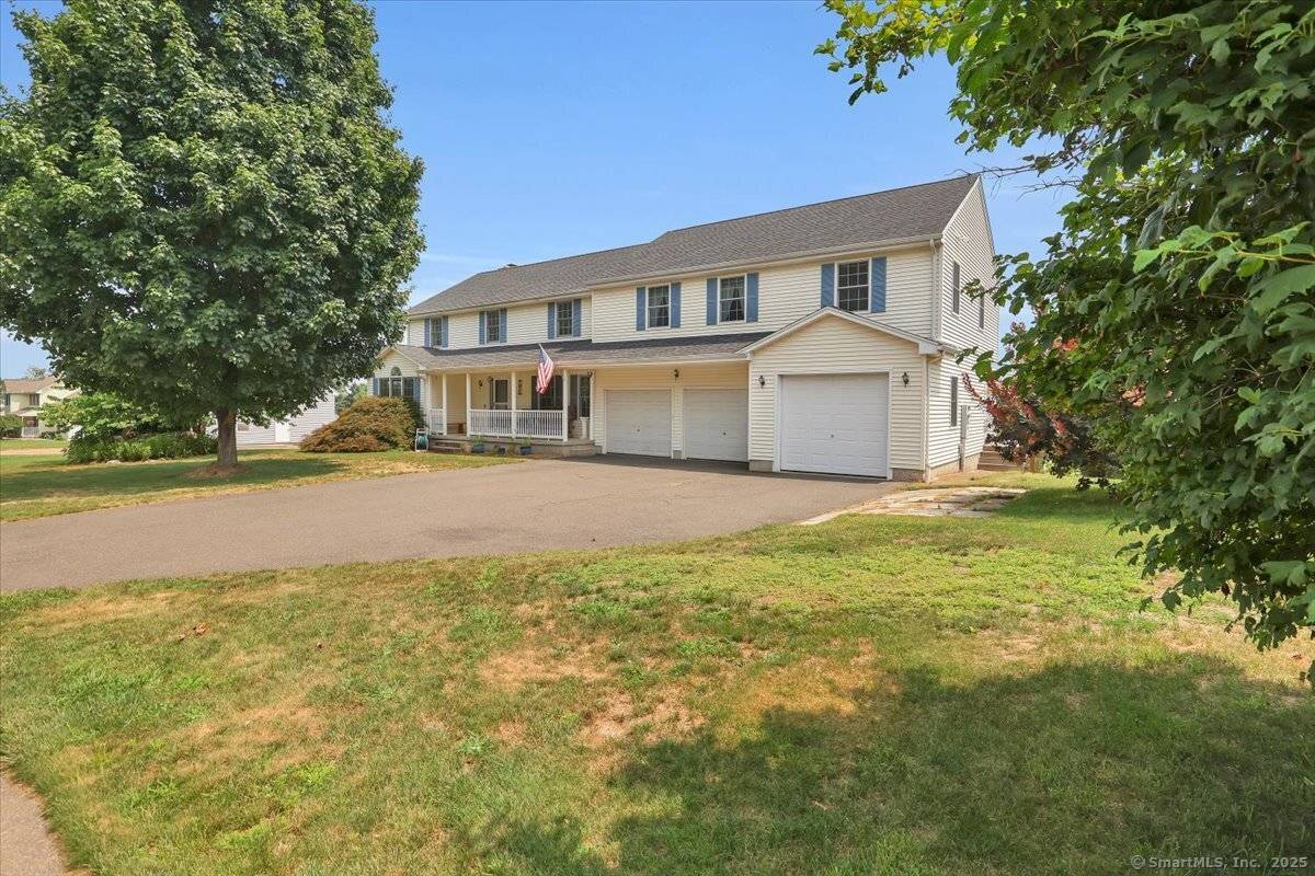 Welcome to this beautifully maintained and generously sized 6 bedroom, 4.