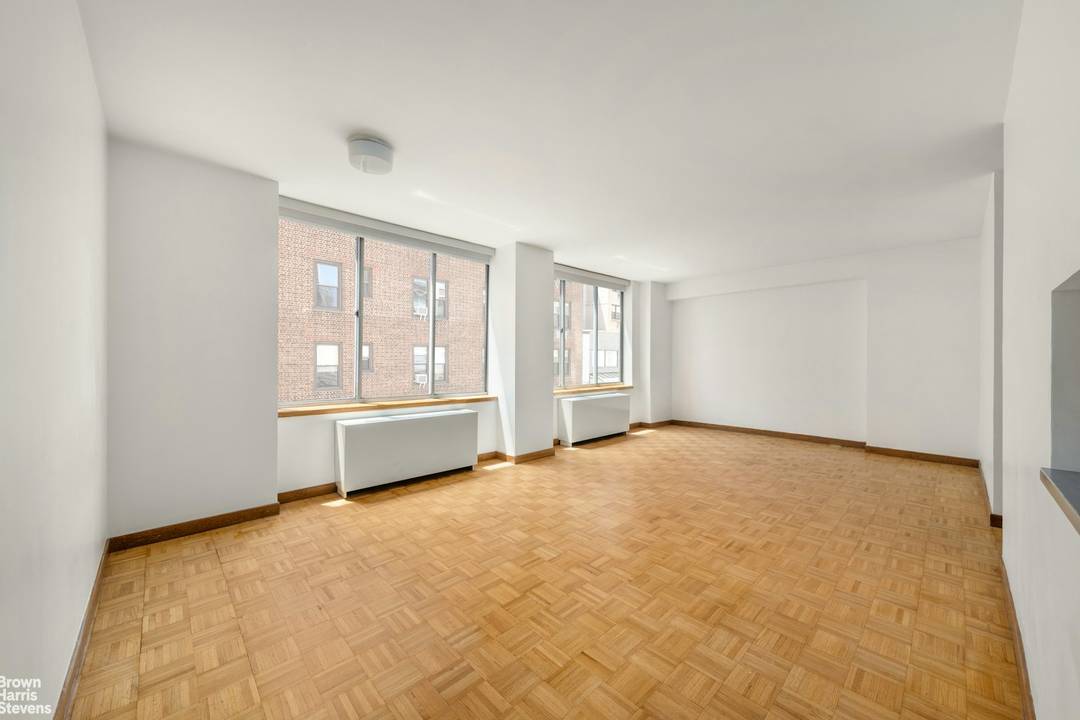 1BR convertible 1bth Condo in quiet Sutton Place Enjoy this incredible opportunity to own a South facing convertible 1BR 1BA condominium in the prime residential Sutton Place neighborhood.