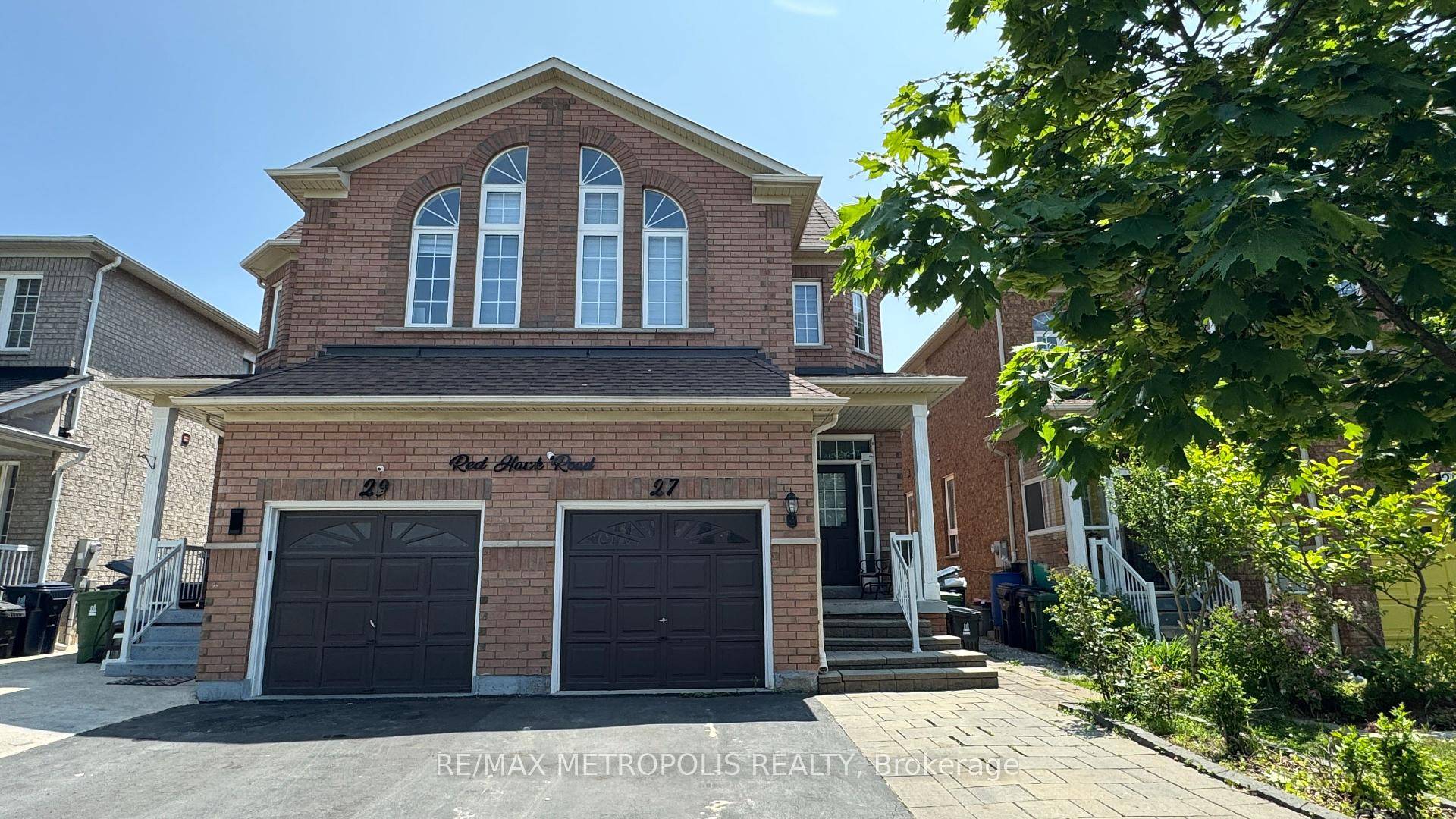 Beautiful 9 foot ceiling home located in the Neilson amp ; Finch area.