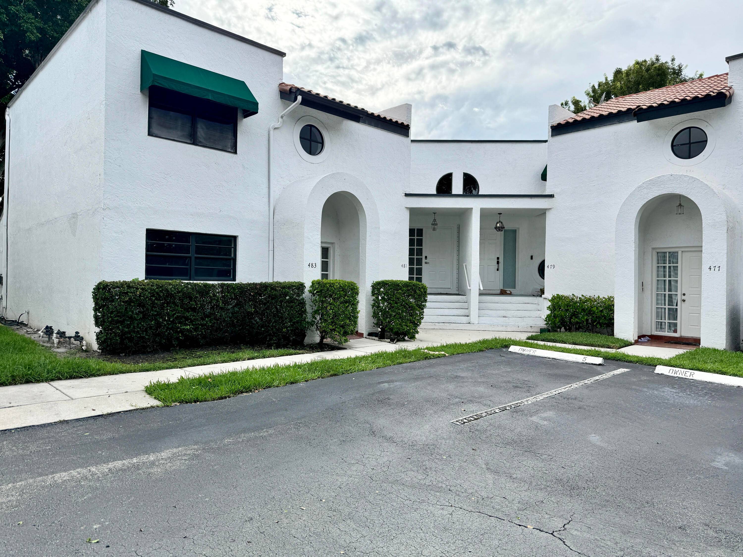 Completely re modeled townhome in the heart of Deerfield Beach.