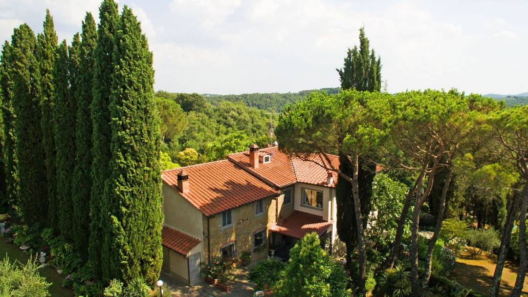 Luxury villa with park, olive grove, woodland, outbuilding, 8 bedrooms, 6 bathrooms and swimming pool with solarium for sale in Arezzo, Tuscany.