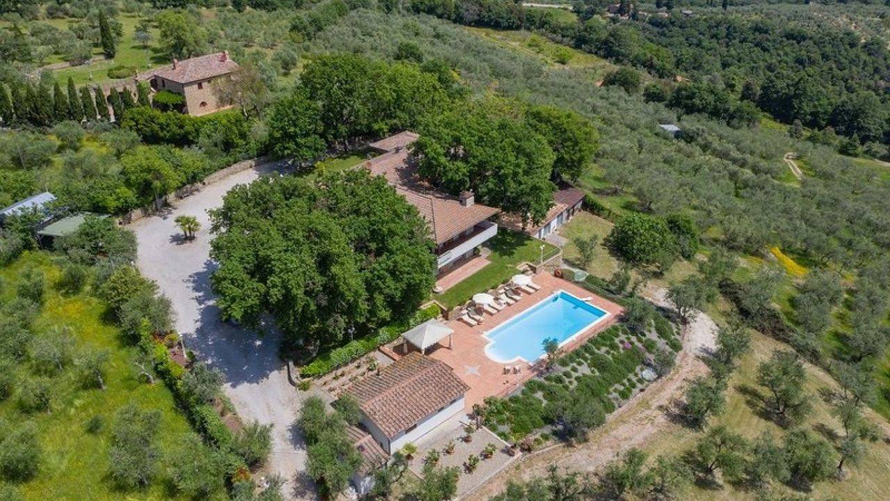 Modern villa with panoramic swimming pool, garden, olive grove and outbuilding for sale in Rigomagno, province of Siena, Tuscany.