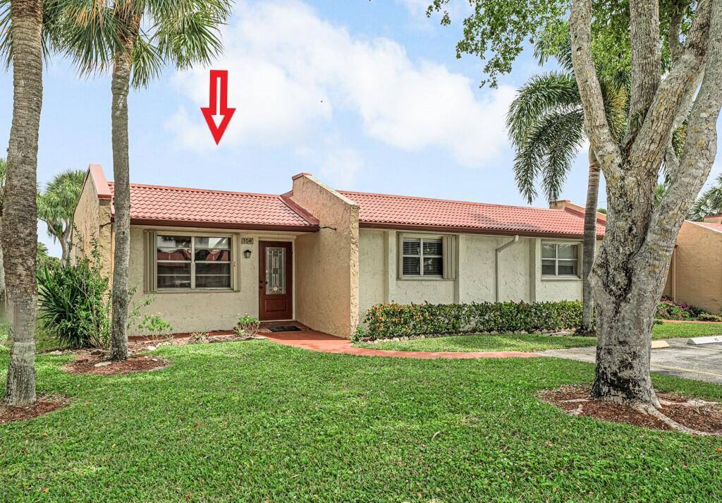 Motivated Seller Bright Spacious Move In Ready Corner Villa Beautifully renovated 2 2 villa in Golden Lakes, a 55 guard gated community.