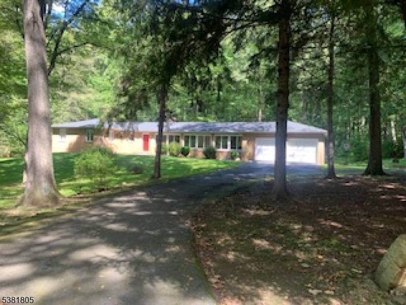 Wonderful, well maintained, large private ranch in a gorgeous setting, backing to Jockey Hollow park land.