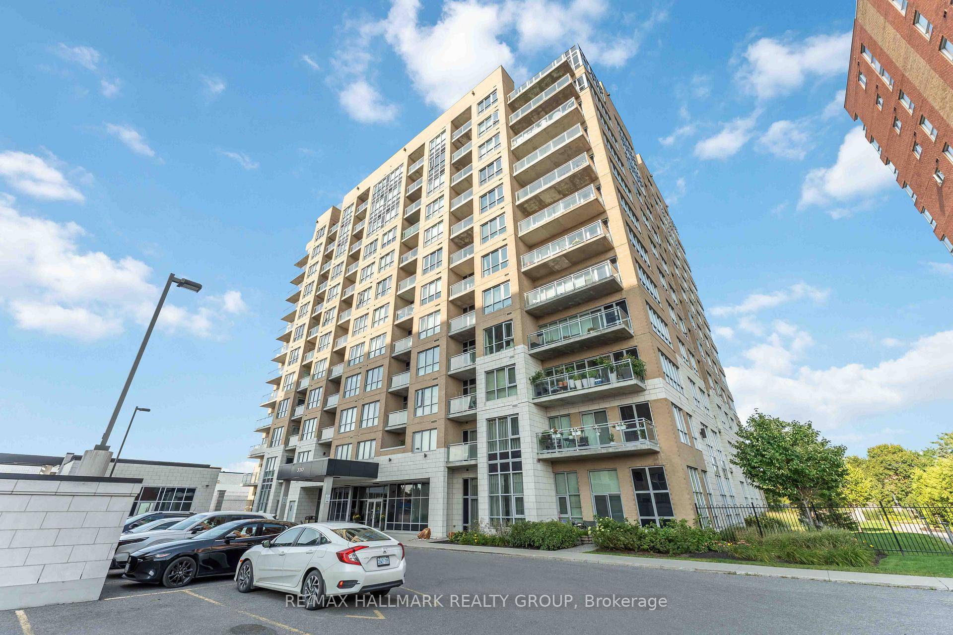 Welcome to The Stirling, where modern comfort meets exceptional convenience !