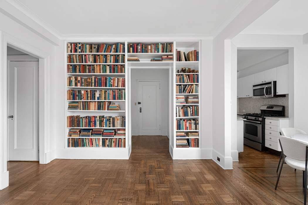 A Gold Coast Classic Situated on a tree lined block in the heart of Greenwich Village, this high floor, beautifully proportioned one bedroom residence is located at 41 Fifth Avenue ...