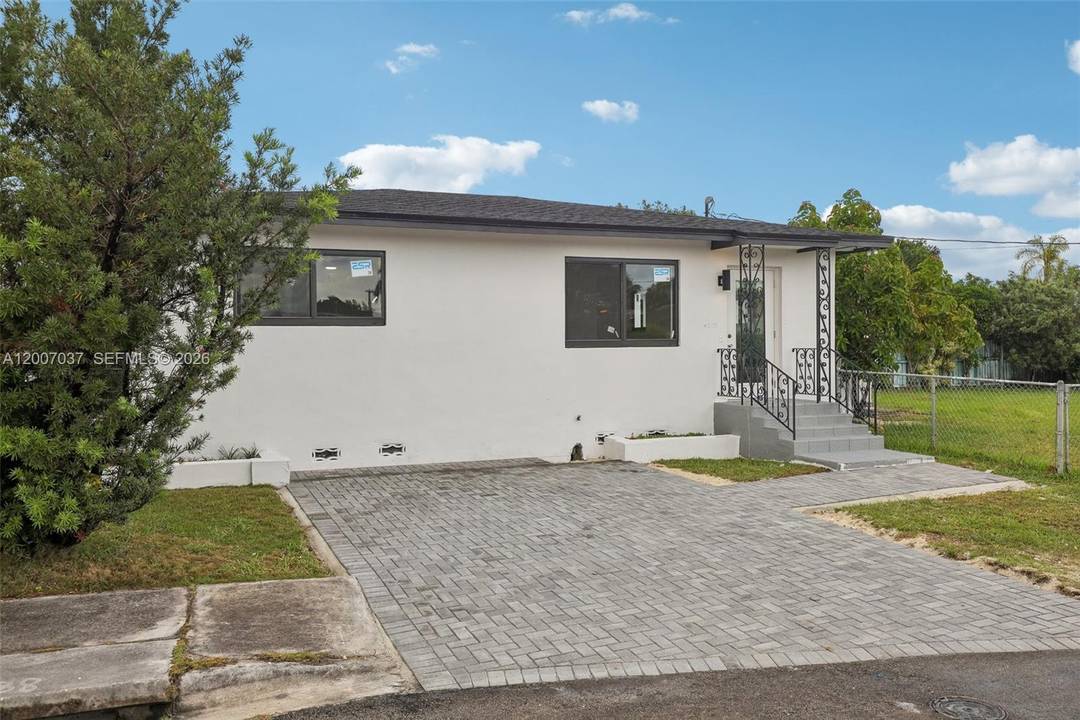 2 bedroom 1 bathroom corner lot in one of the most central areas of Miami.