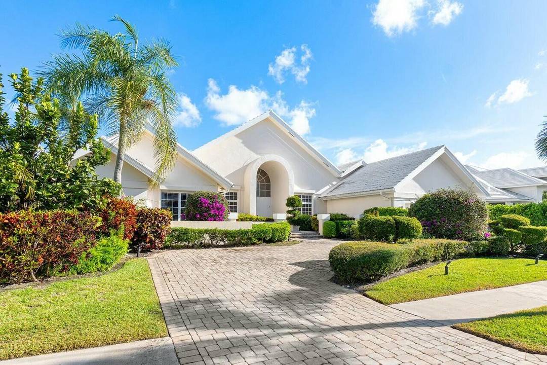 Nestled on a pristine golf course lot, on a prestigious quiet cut de sac, this beautiful estate offers the perfect blend of luxury, comfort, and breathtaking views.