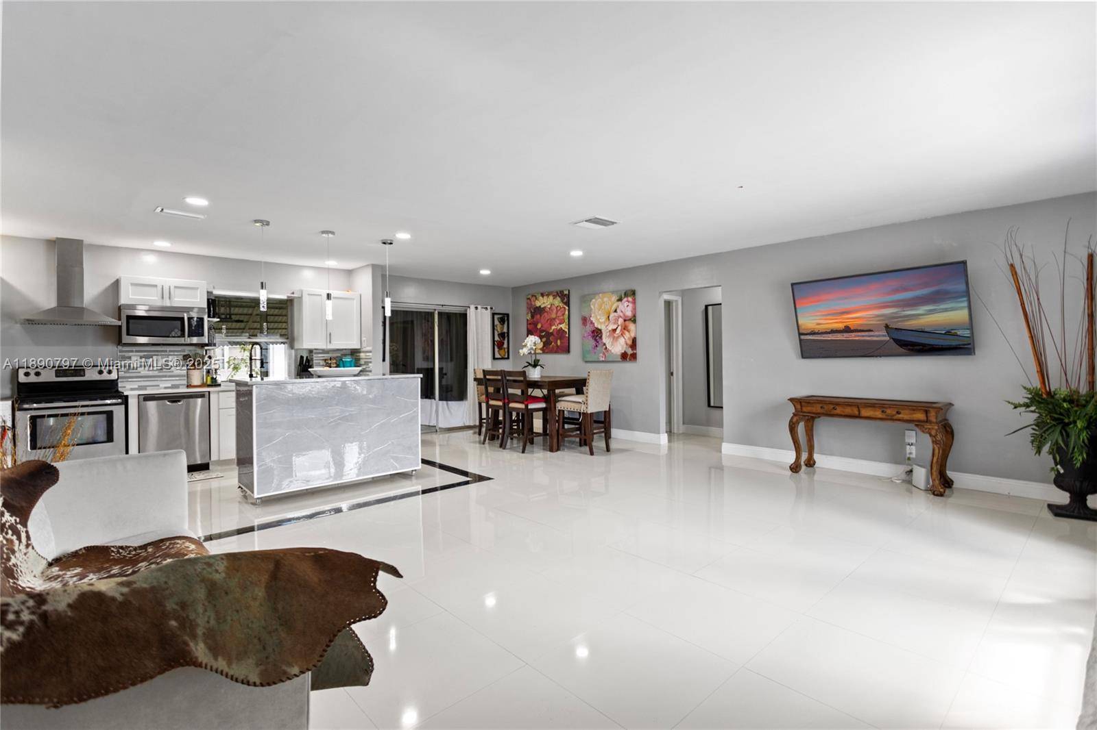 Stunning well maintained grounds 55 community in Mainland of Tamarac.