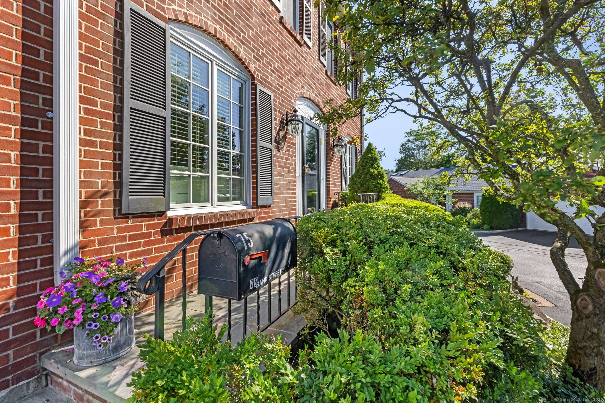Welcome to this meticulously maintained, bright, and spacious end unit townhome in the sought after Leefair complex.