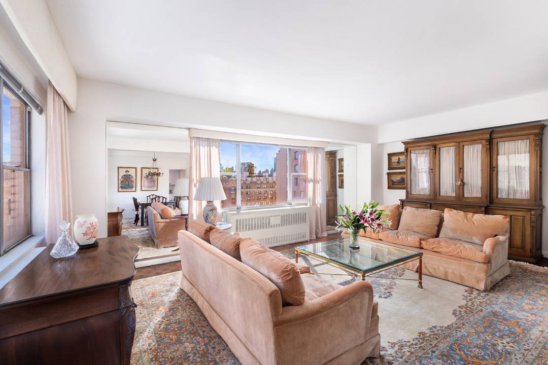 Carnegie Hill 2BR sunny amp ; views Luxuriate in brilliant sunshine and views for miles in this bright, high floor, split two bedroom residence in the heart of the Upper ...
