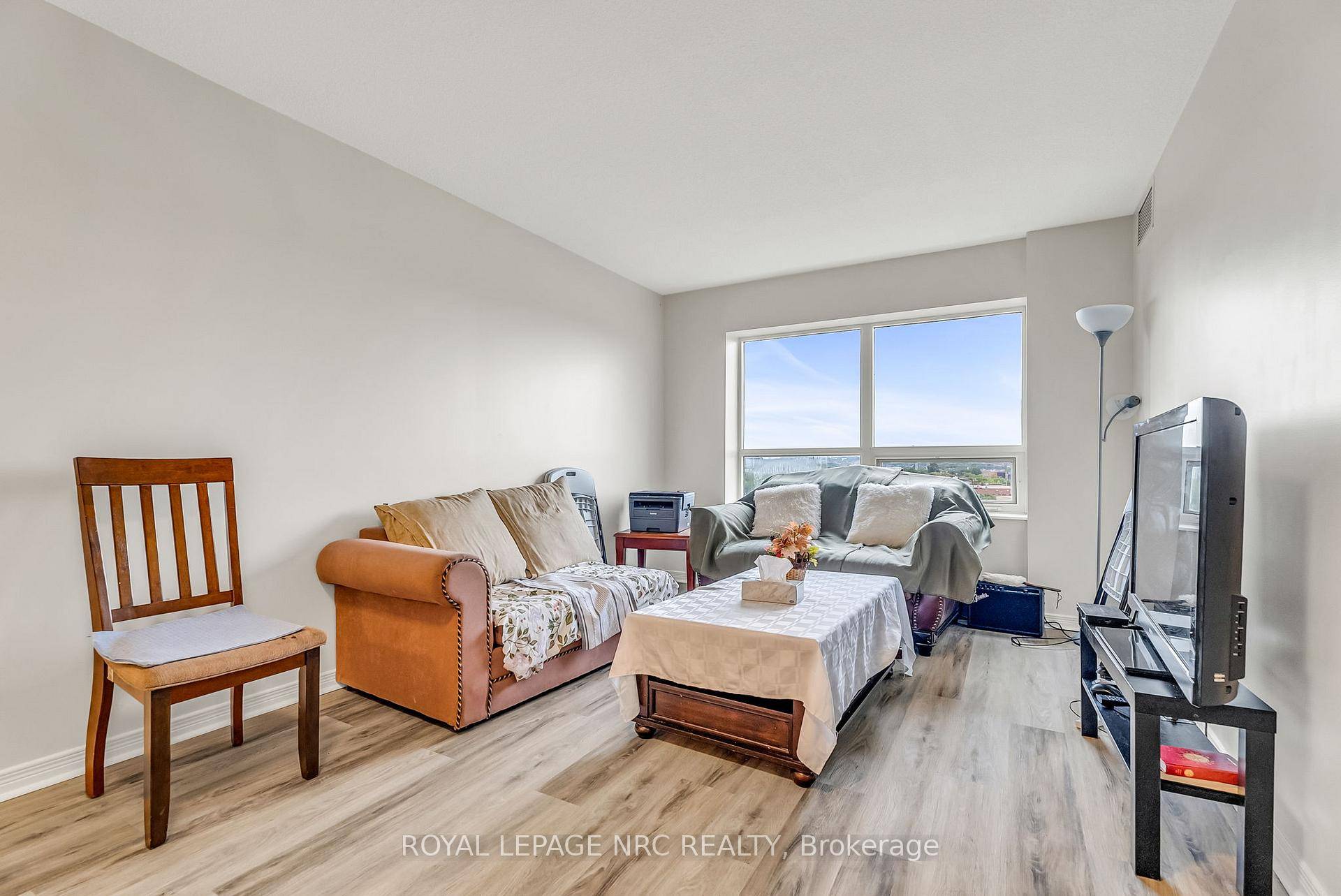 Live in the Heart of the Junction in this stunning 2 Bedrooms Den ; 2 Bathrooms.
