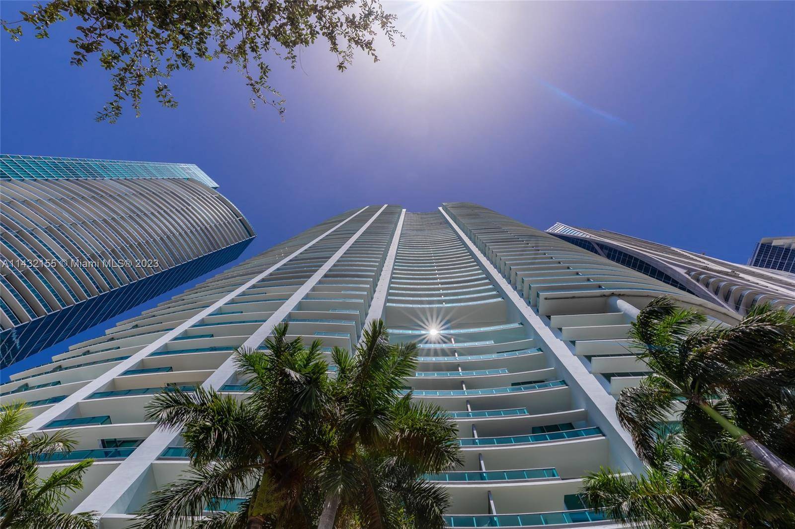 WATER VIEW CLASS A OFFICE Excellent Fully Built Out modern office at one of the most prestigious buildings in Downtown Miami Neighboor of Miami WorldCenter, Perez Museum, Miami Heat Arena, ...