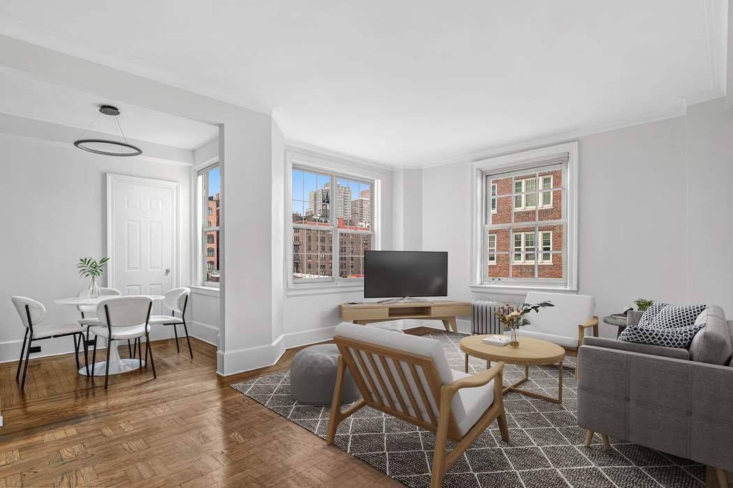 A Gold Coast Classic Situated on a tree lined block in the heart of Greenwich Village, this high floor, beautifully proportioned one bedroom residence is located at 41 Fifth Avenue ...