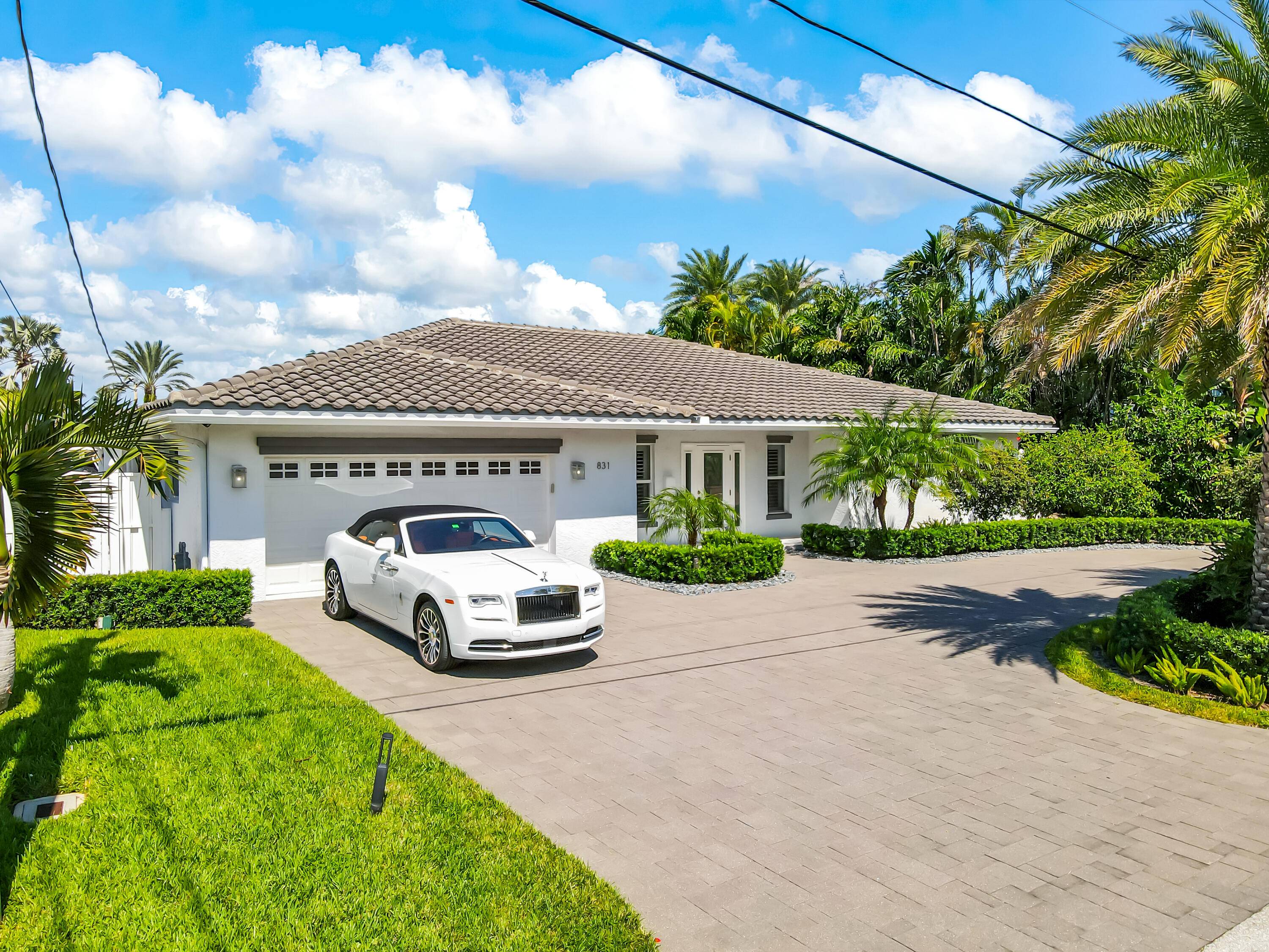 Move In Ready, completely renovated and designer furnished, deep water home w no fixed bridges in Bel Marra.