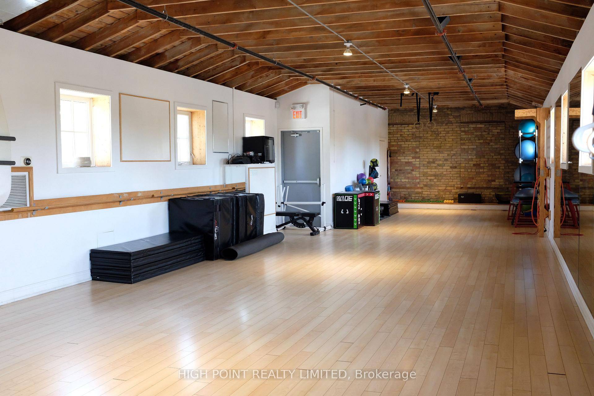 Perfect smaller to medium sized offices studio spaces for production offices, photography, creative studios, advertising, design, marketing, distribution, programming, animation, editing, writing, yoga, pilates and more.