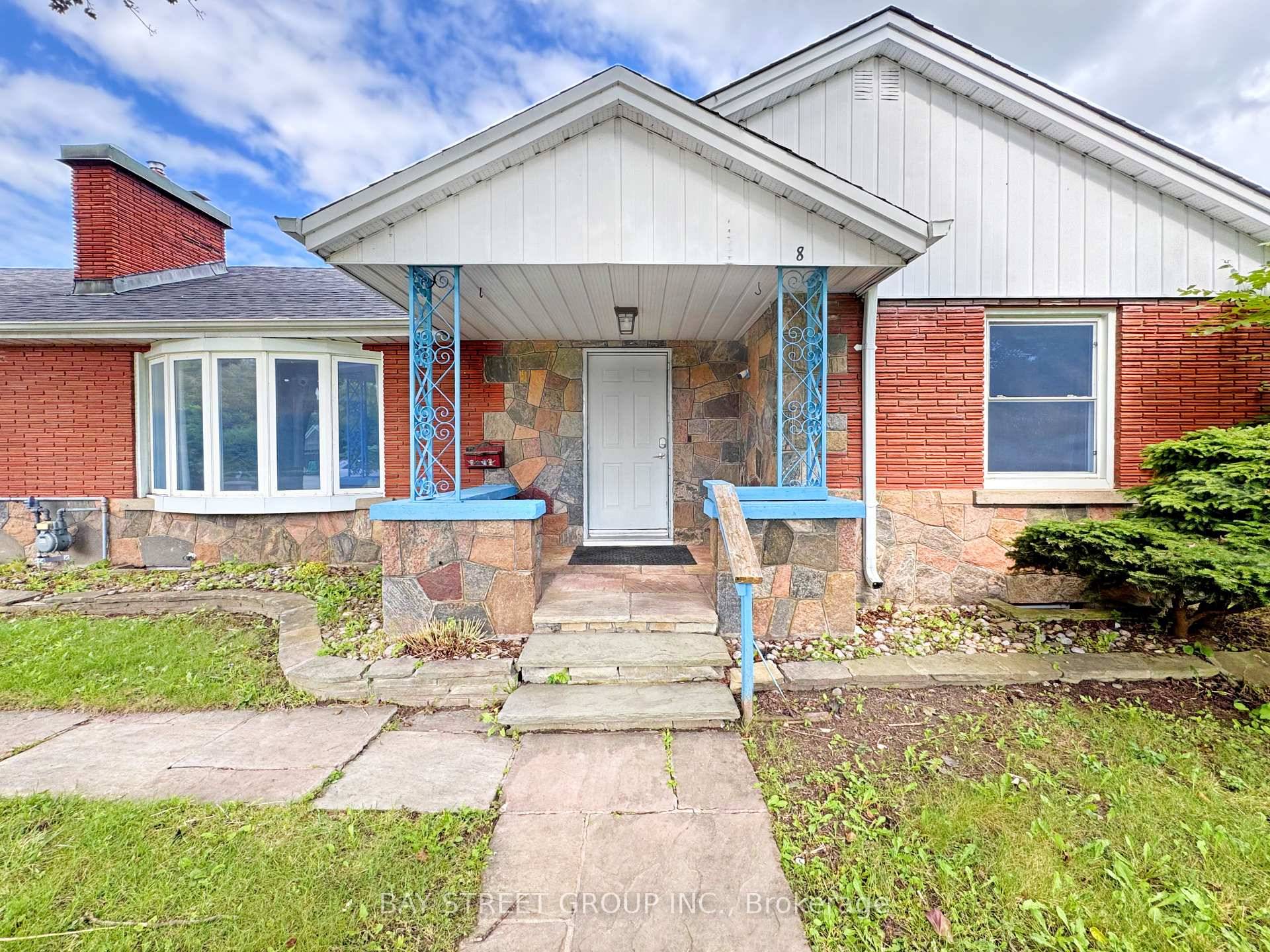 Experience the charm of waterfront living in this well kept family home, peacefully situated on a quiet lane.