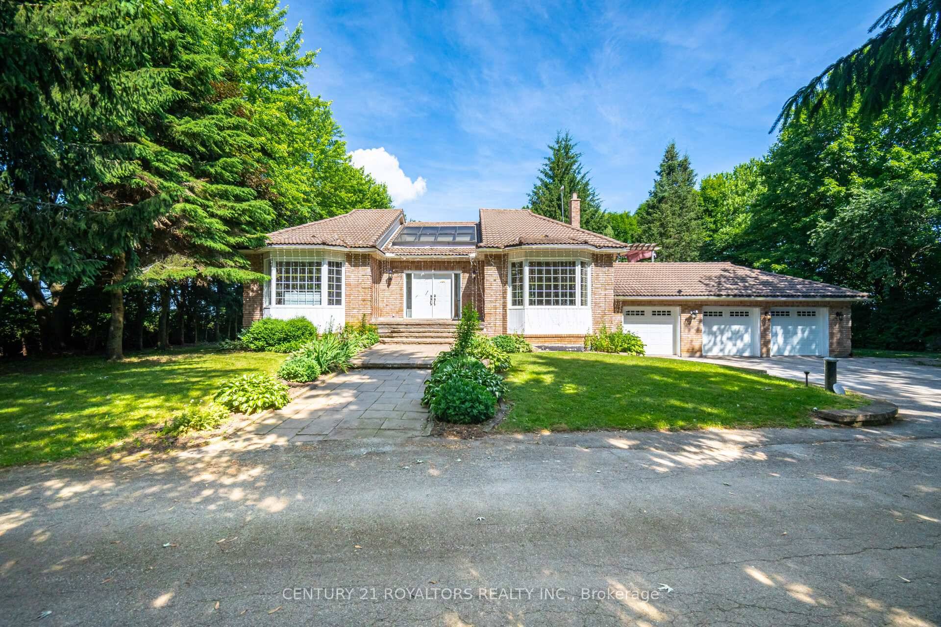 Stunning 10 Acre Custom Built Property Spacious Family Home With Exceptional Features !