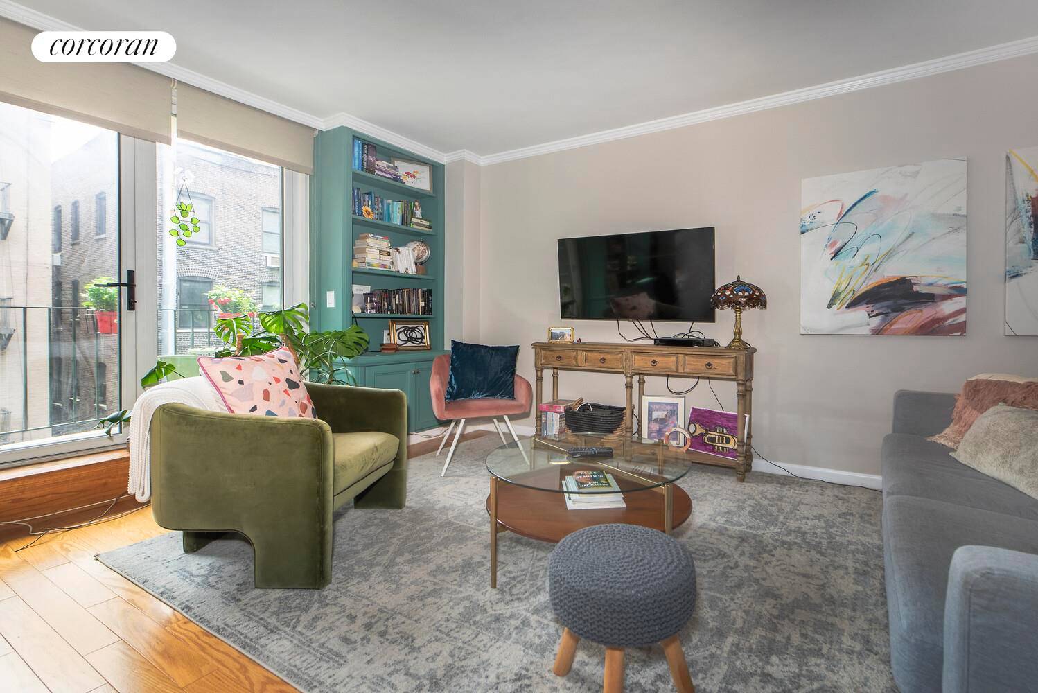 This gorgeous, colorful apartment could be yours !