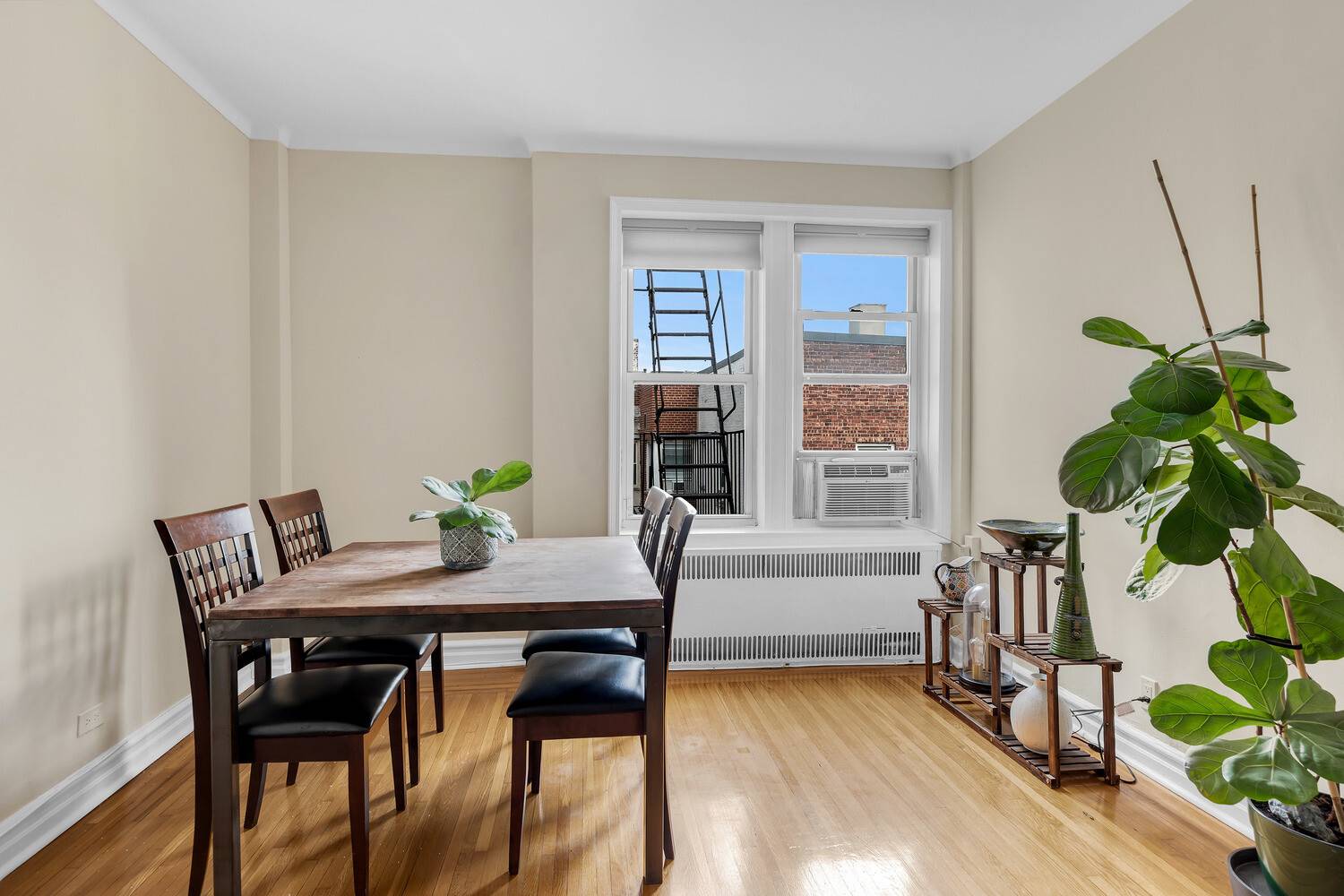 Beautiful and sizable top floor pre war 1 bedroom with over 850 sqft, king sized bedroom and a separate dining area !