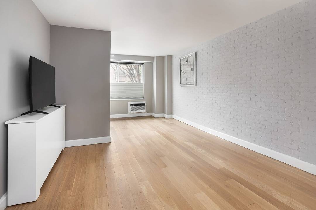 2025 Luxuriously Renovated Brand New Apt With Central Park Views.