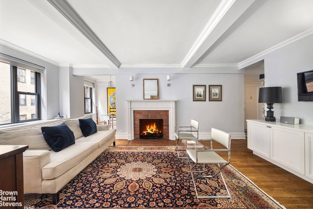 Showings BY APPT ONLY ! Step inside this beautifully renovated south facing junior 4 bedroom with convertible 2nd bedroom option located in the highly sought after Southgate community.