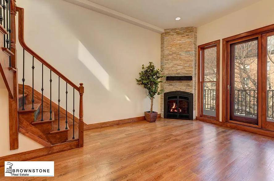 Located in Boerum Hill, in an historic townhouse built in 1860, this gorgeously renovated 1, 710 sq ft duplex combines classic charm with modern luxury.