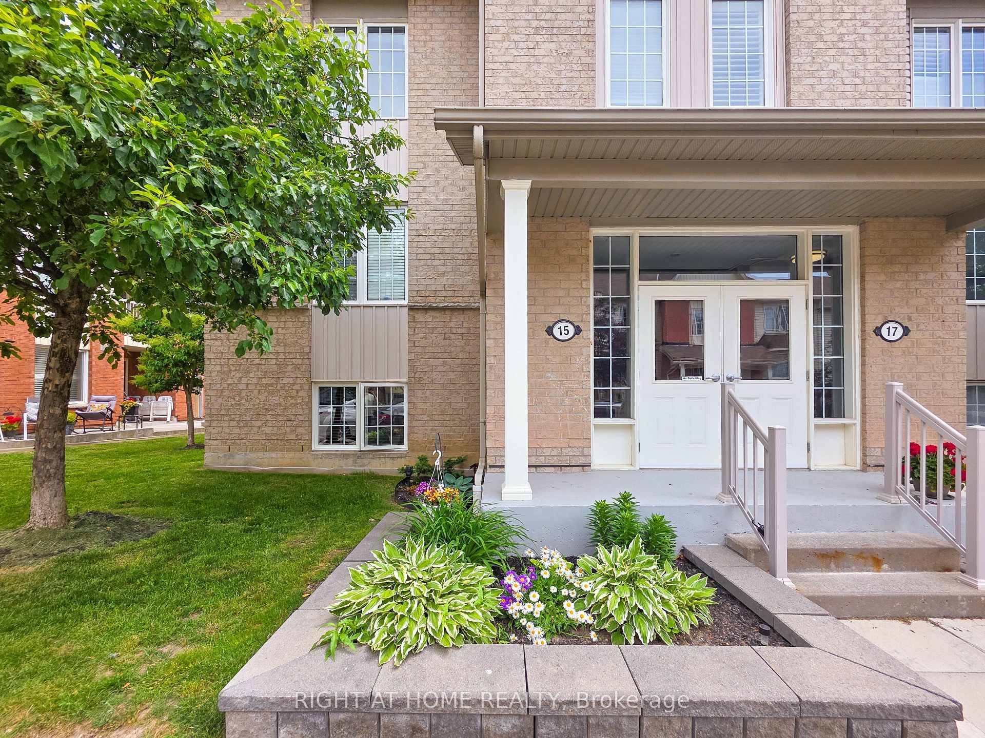 Well maintained 2 bedroom, 2 bathroom main floor condo in the desirable Pringle Creek community.