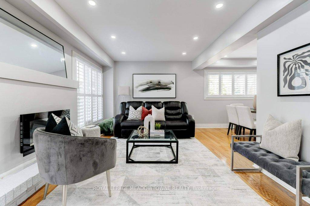 Discover the serene private enclave of Princess Mews in the charming Streetsville community !