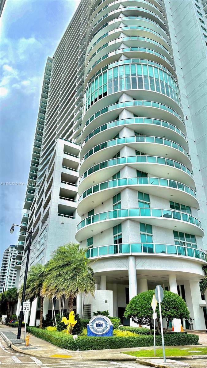 BEST VALUE IN EDGEWATER BEST DEAL IN EDGEWATER Stunning 1 bedroom residence on the 19th floor at the highly sought after 1800 Club in Edgewater.