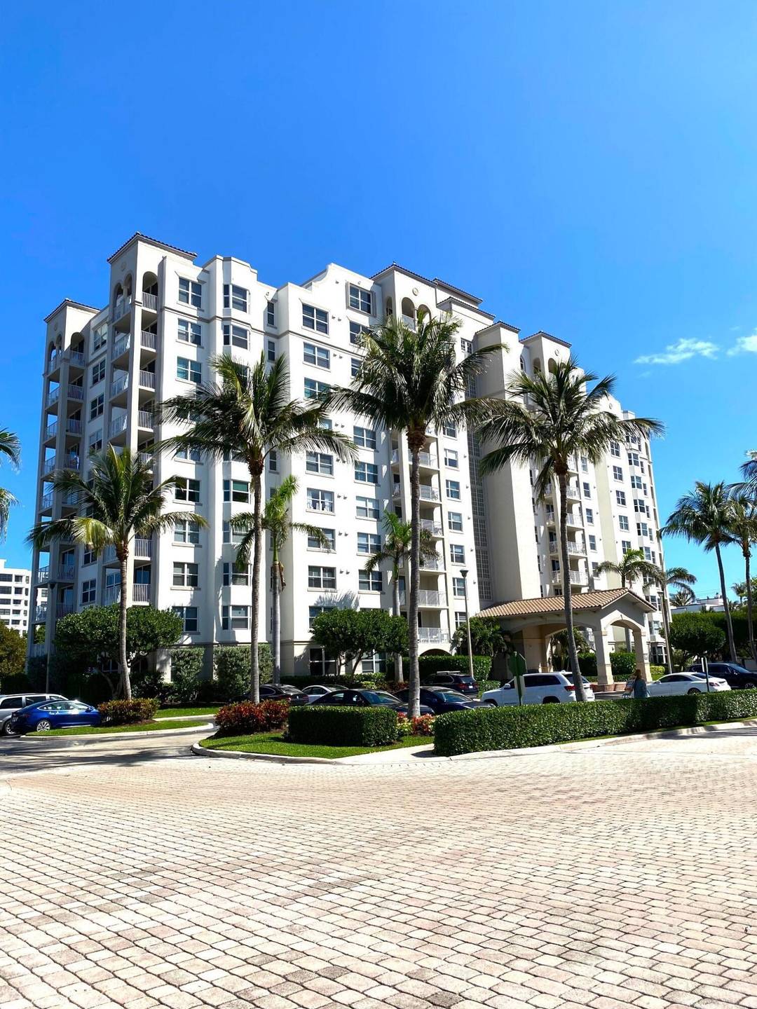 Beautiful newly renovated, fully furnished with high end, Skylar furniture, 2 bed 2 bath corner unit.
