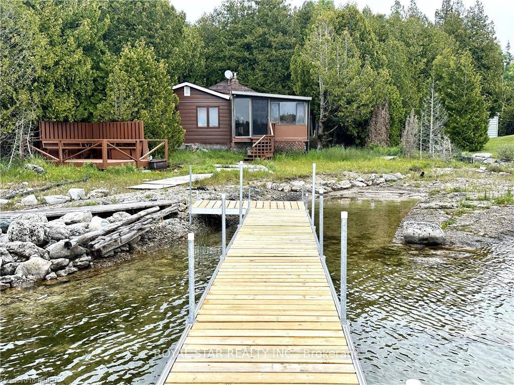 WATERFRONT COTTAGE MINUTES TO THE VILLAGE OF TOBERMORY !
