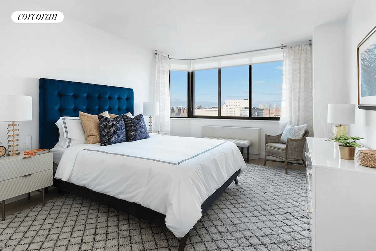 Sky high luxury living ! This gorgeous 1BR apartment in Yorkville Upper East Side is available for a six month sublease from December 18th June 25th, 2024.