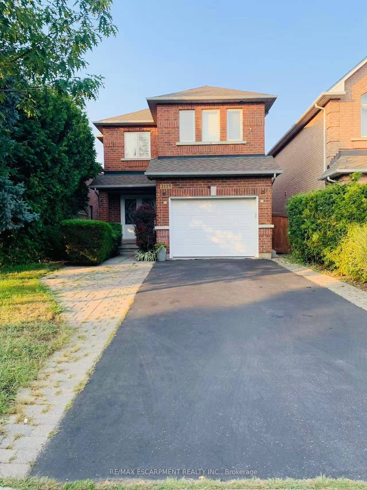 Spacious 2 bedroom basement apartment in prime Oakville location Upper Middle amp ; Fourth Line.